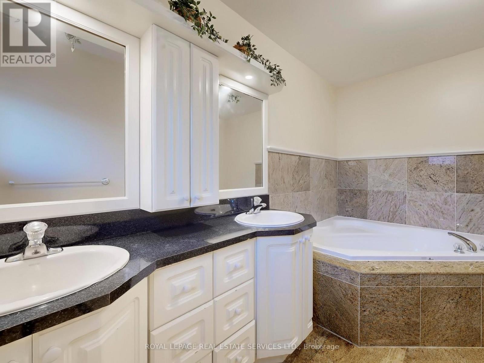 301 Mohawk Street, Oakville, Ontario  L6L 6P9 - Photo 20 - W12440407