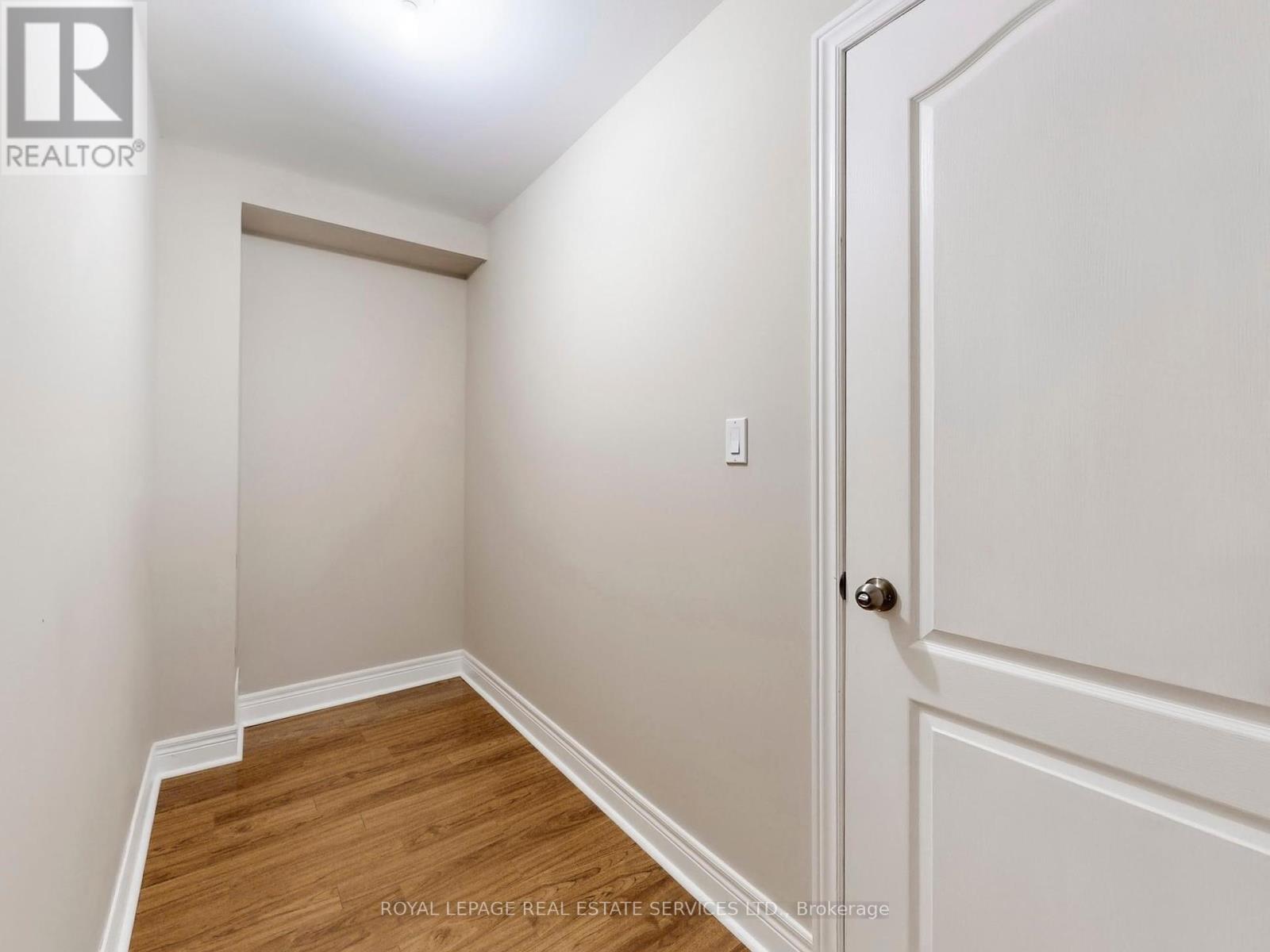 301 Mohawk Street, Oakville, Ontario  L6L 6P9 - Photo 7 - W12440407