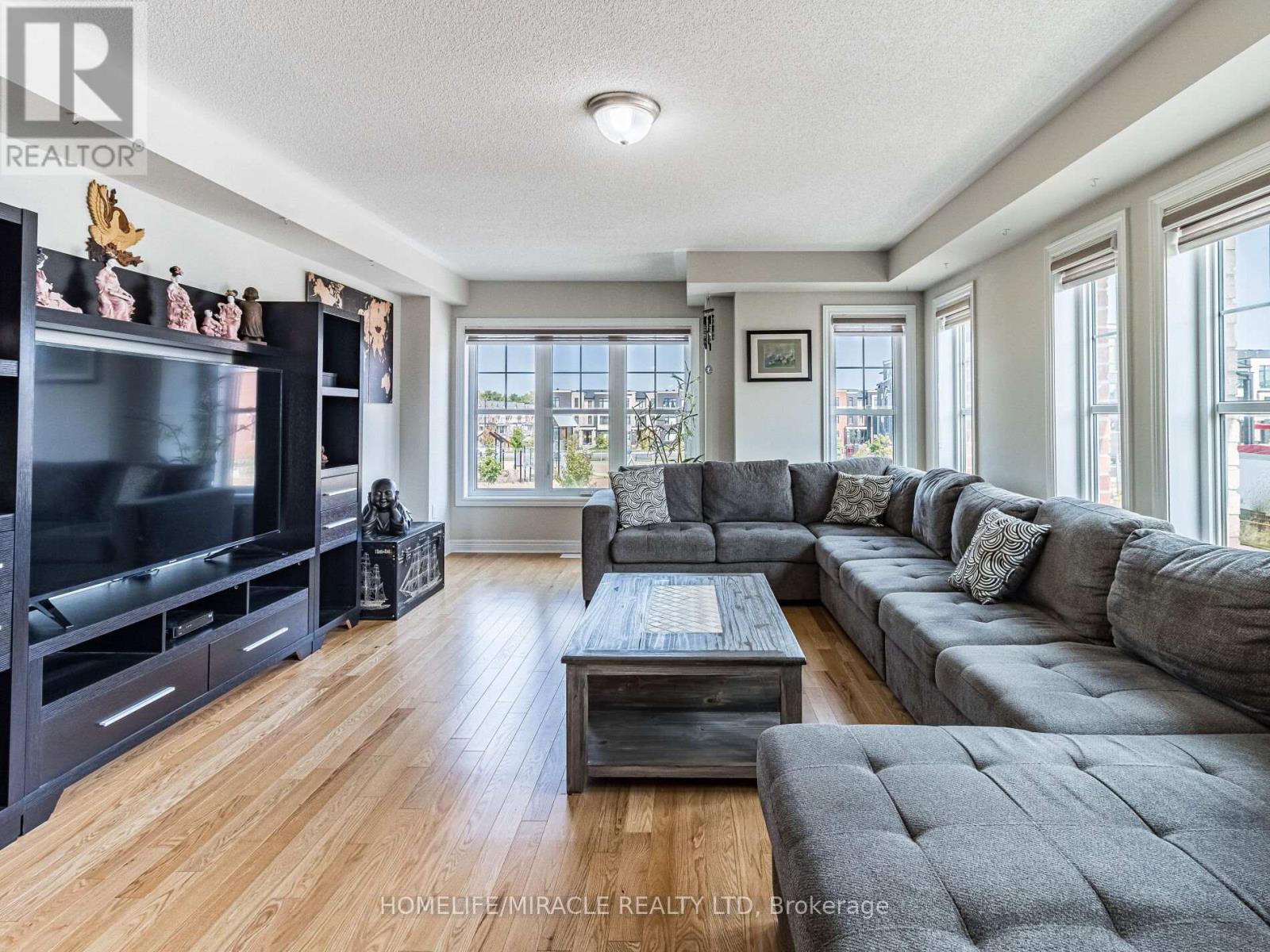 43 Finegan Circle, Brampton, Ontario  L7A 4Z7 - Photo 11 - W12440413