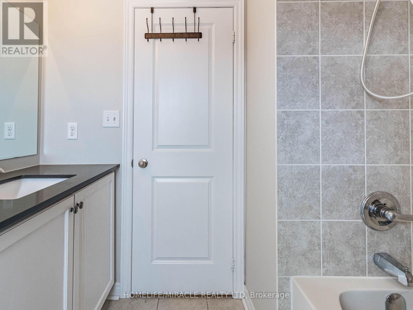 43 Finegan Circle, Brampton, Ontario  L7A 4Z7 - Photo 47 - W12440413