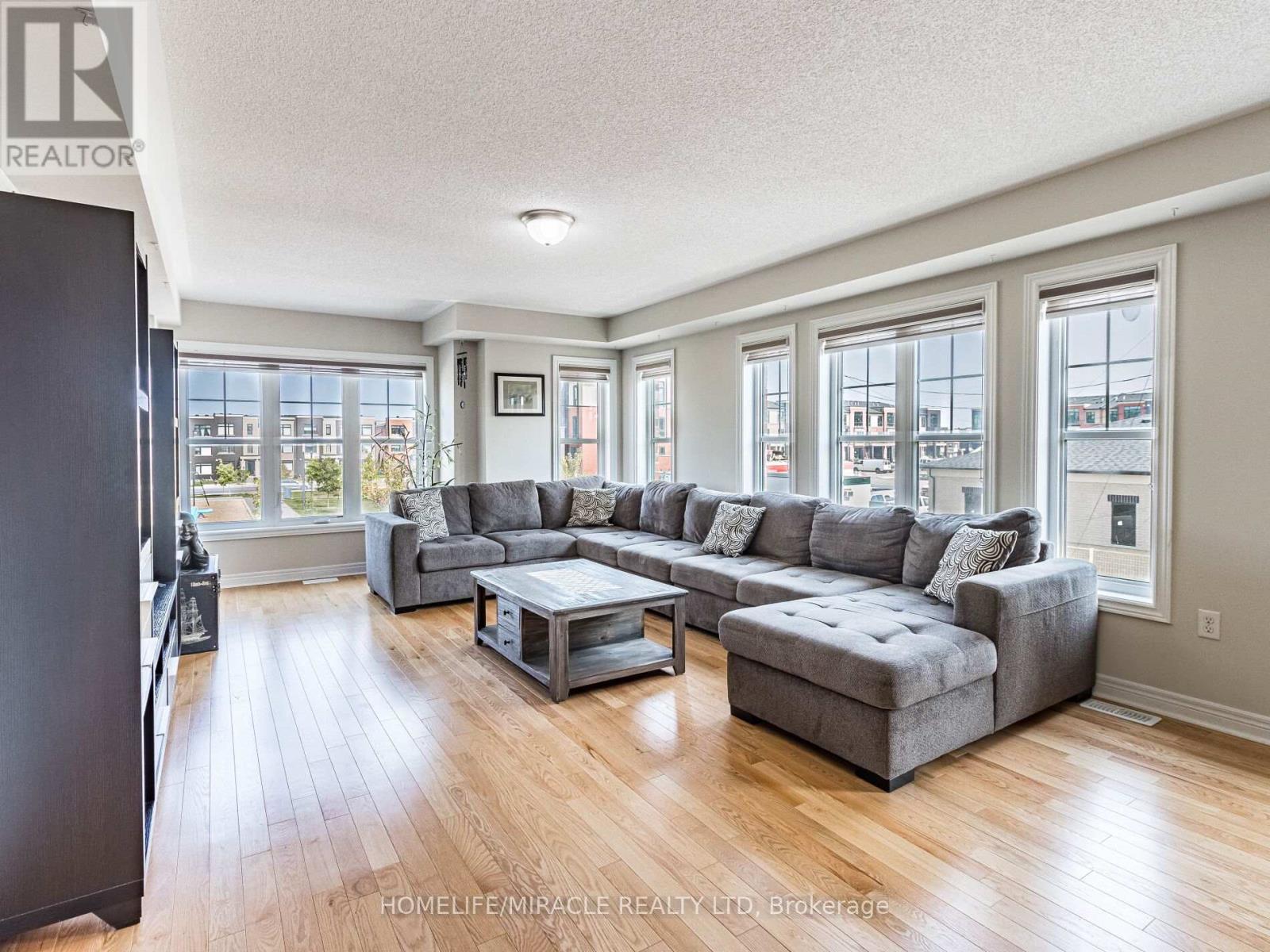 43 Finegan Circle, Brampton, Ontario  L7A 4Z7 - Photo 9 - W12440413