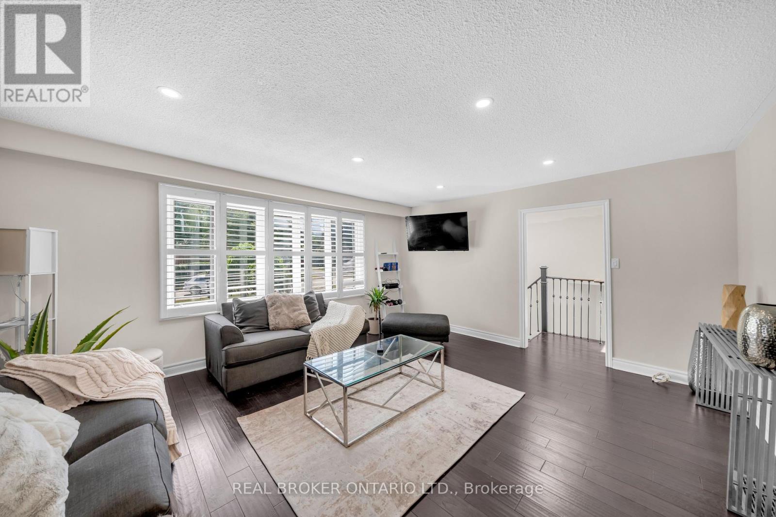 5 Orsi Road, Caledon, Ontario  L7C 1K9 - Photo 6 - W12440471