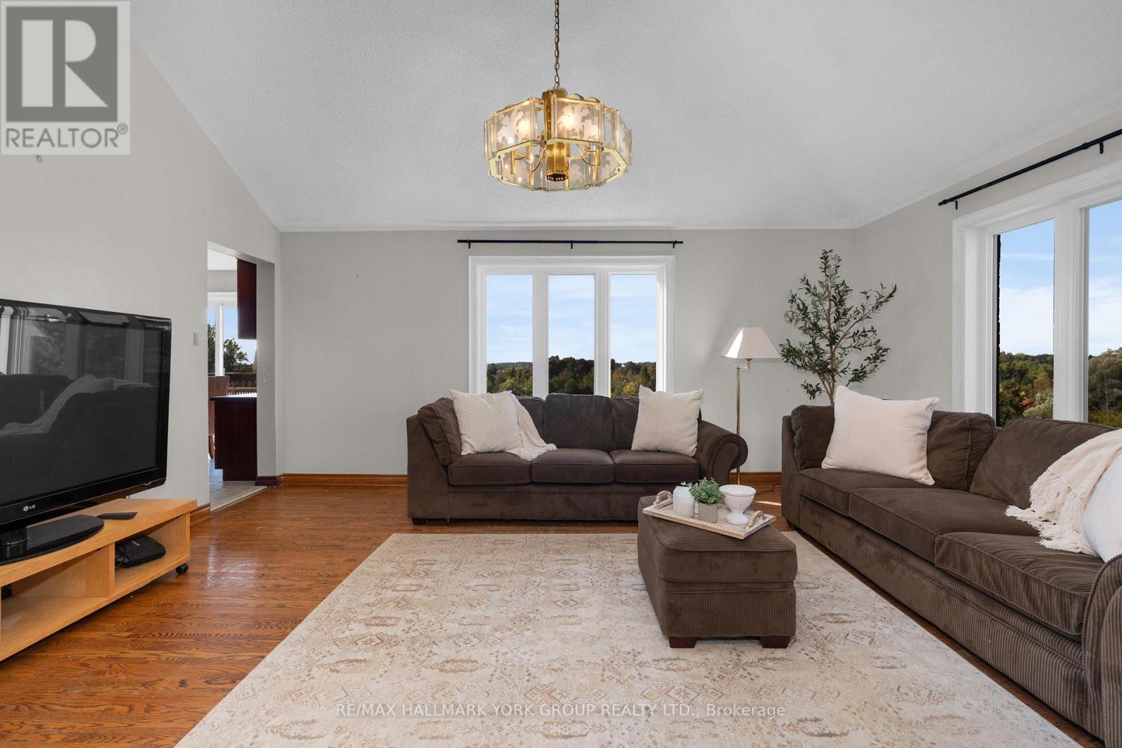 33 Matson Drive, Caledon, Ontario  L7E 0A9 - Photo 5 - W12440479