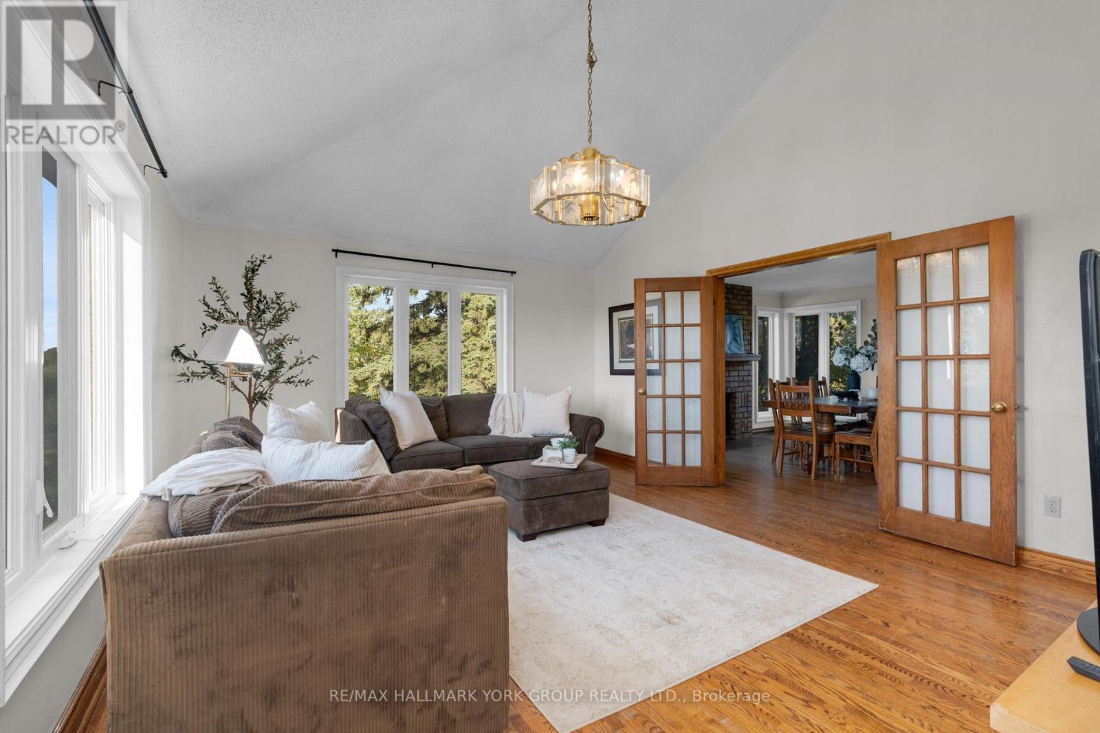 33 Matson Drive, Caledon, Ontario  L7E 0A9 - Photo 6 - W12440479