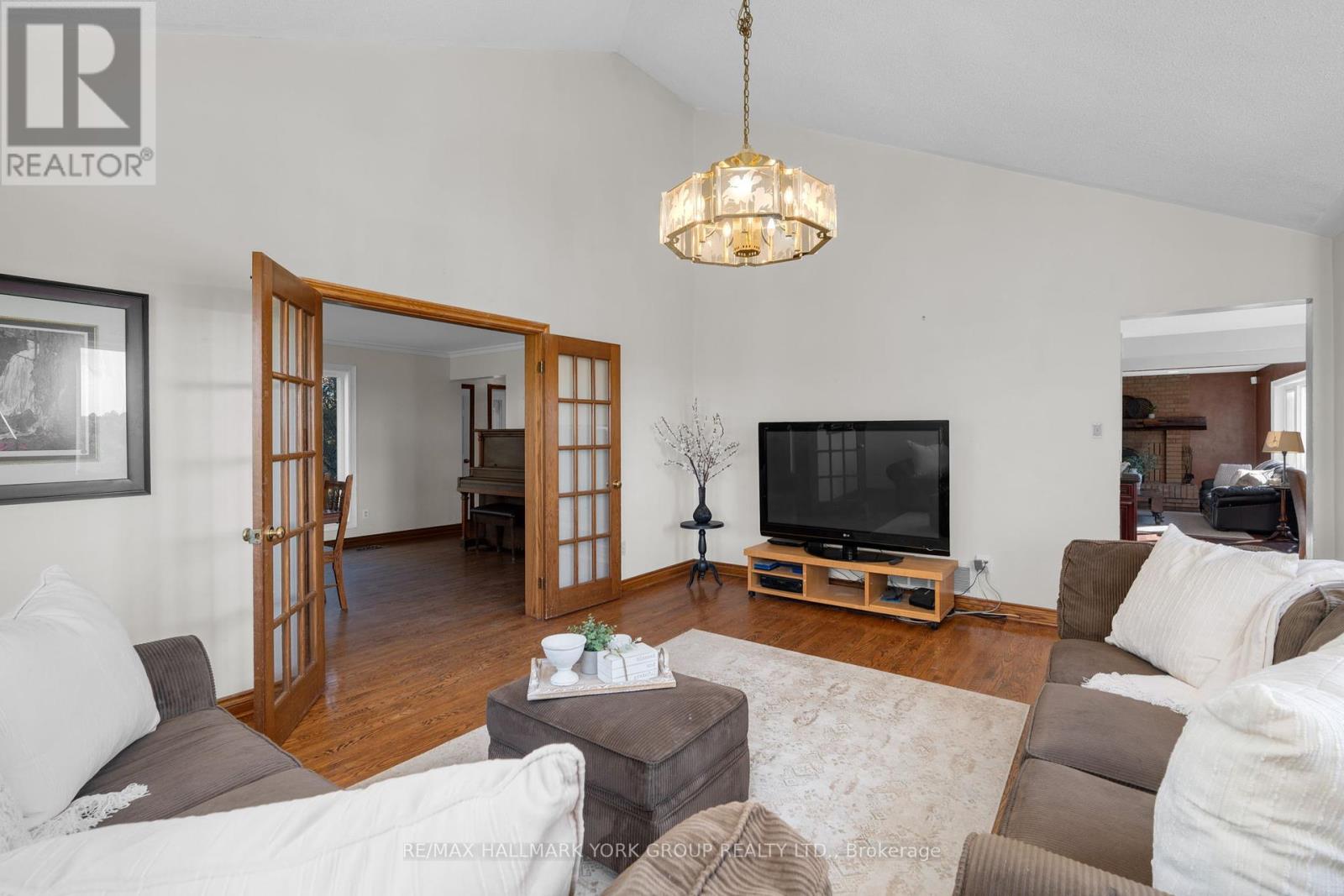 33 Matson Drive, Caledon, Ontario  L7E 0A9 - Photo 7 - W12440479
