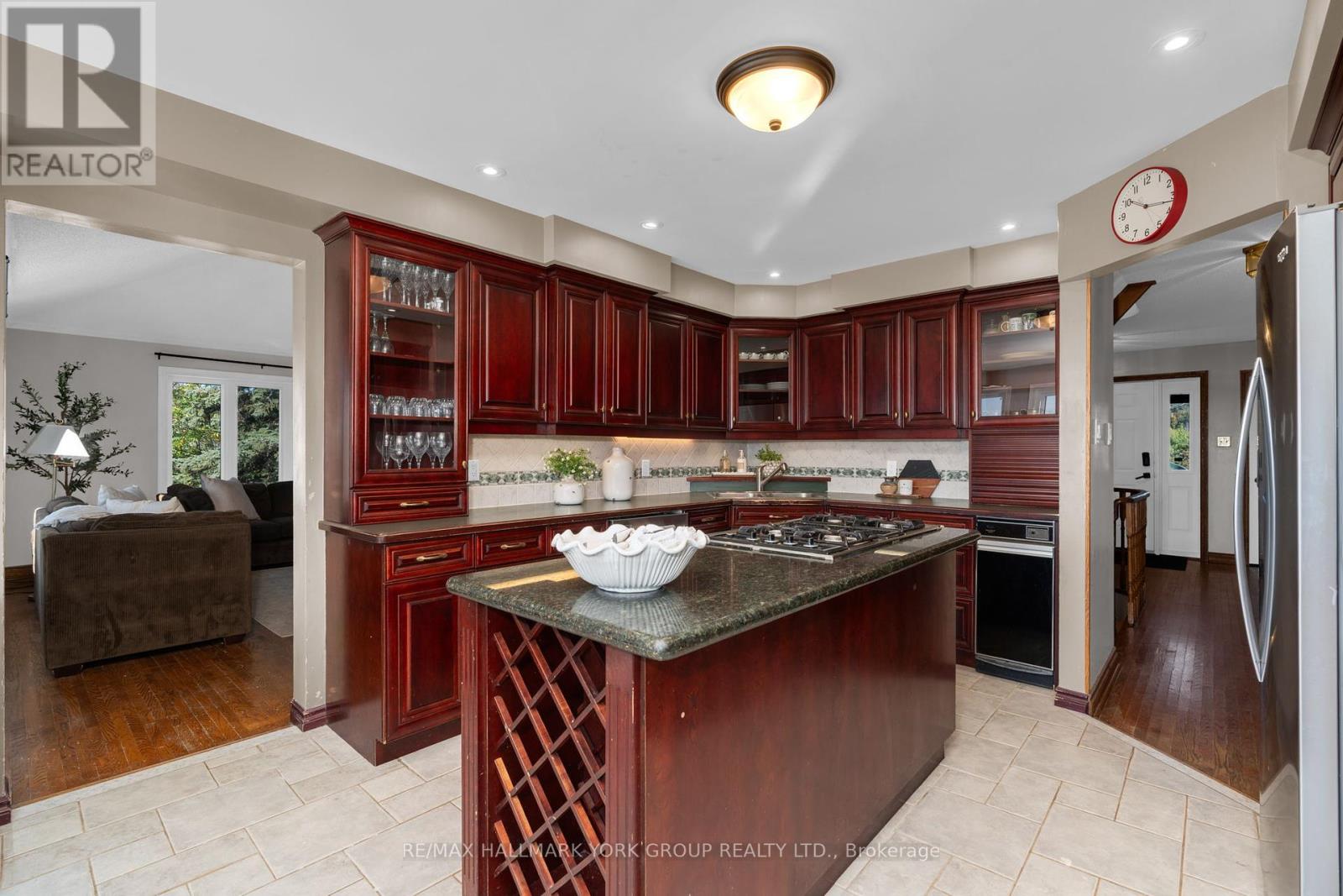 33 Matson Drive, Caledon, Ontario  L7E 0A9 - Photo 8 - W12440479