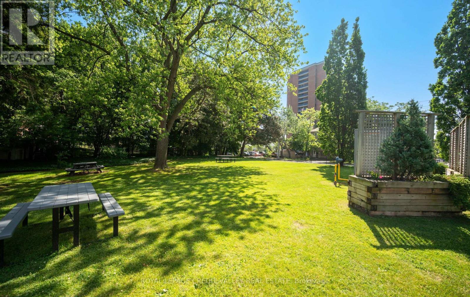 601 - 2263 Marine Drive, Oakville, Ontario  L6L 5K1 - Photo 4 - W12440487