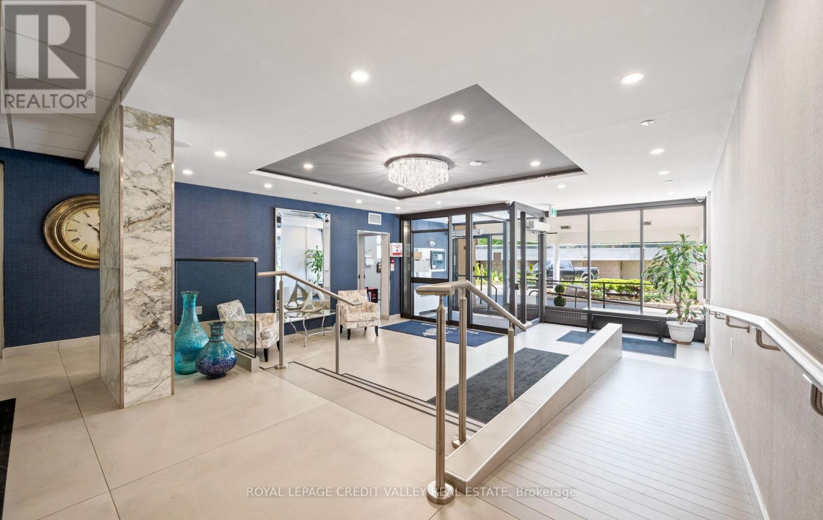 601 - 2263 Marine Drive, Oakville, Ontario  L6L 5K1 - Photo 6 - W12440487