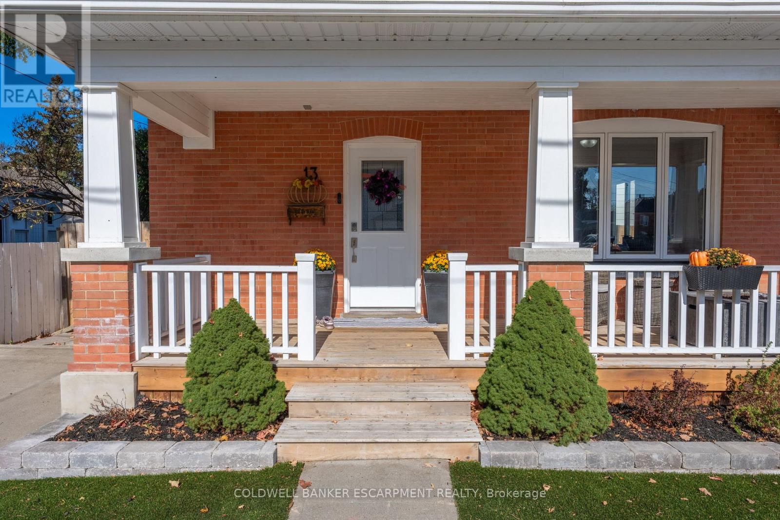 13 Wilbur Street, Halton Hills, Ontario  L7J 2C3 - Photo 2 - W12440500
