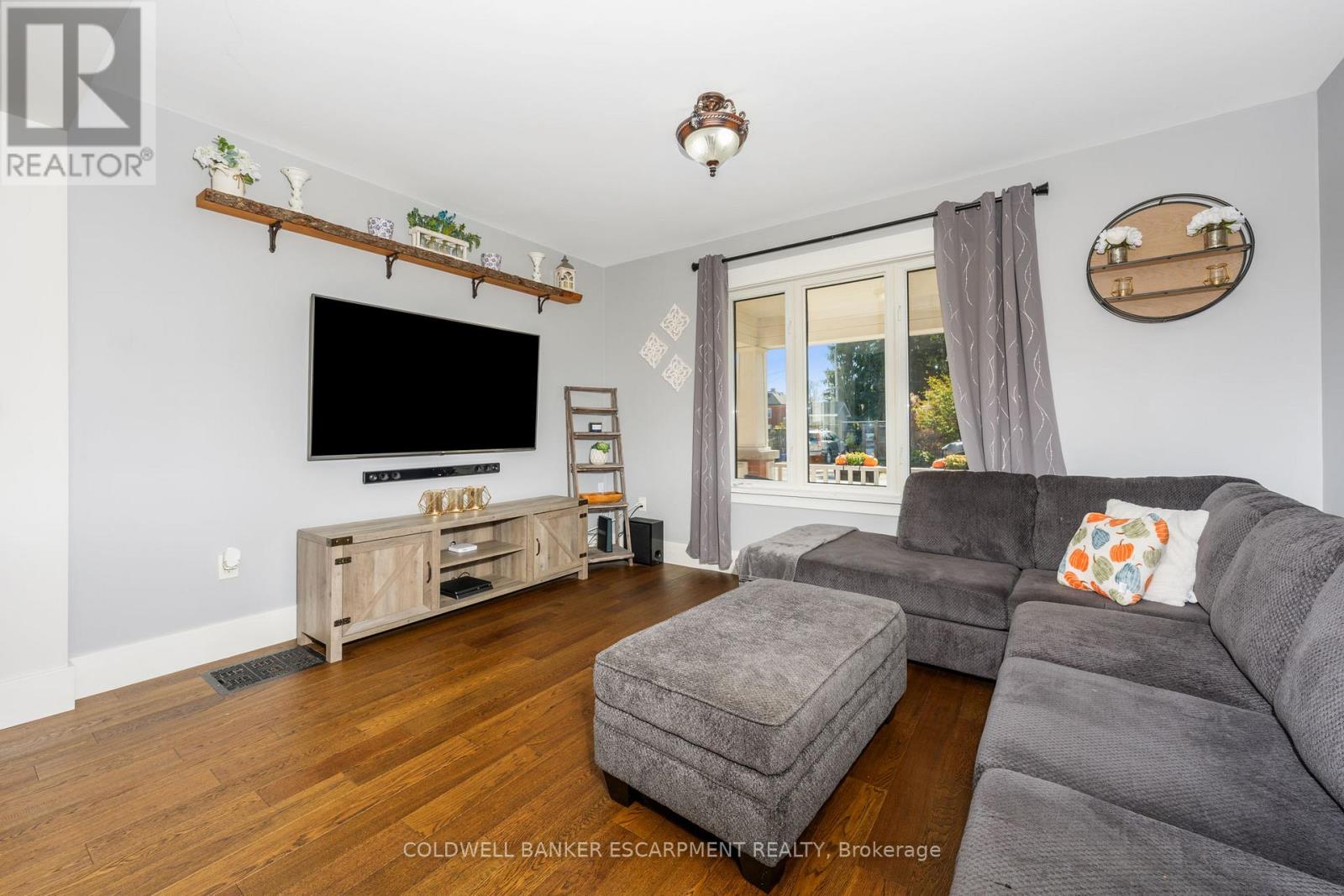 13 Wilbur Street, Halton Hills, Ontario  L7J 2C3 - Photo 6 - W12440500