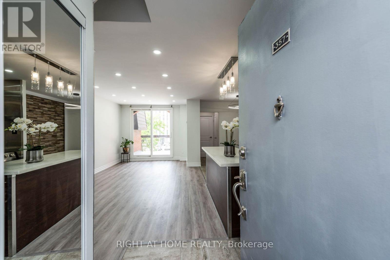 357 - 1395 Williamsport Drive, Mississauga, Ontario  L4X 2T4 - Photo 2 - W12440578