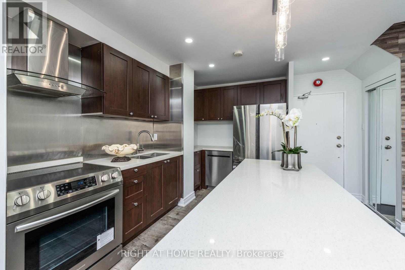 357 - 1395 Williamsport Drive, Mississauga, Ontario  L4X 2T4 - Photo 4 - W12440578