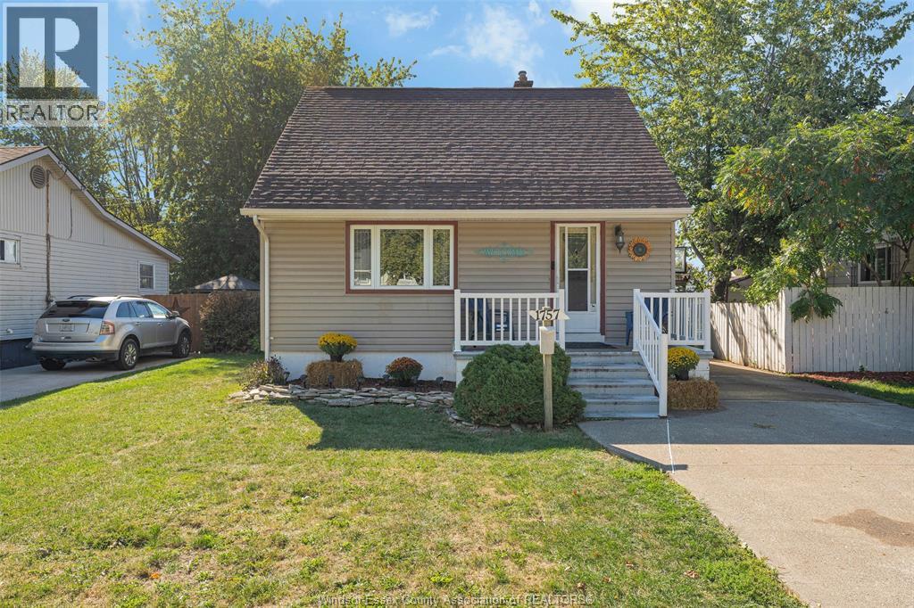 MLS# 25025135: 1757 LABADIE, Windsor, Canada