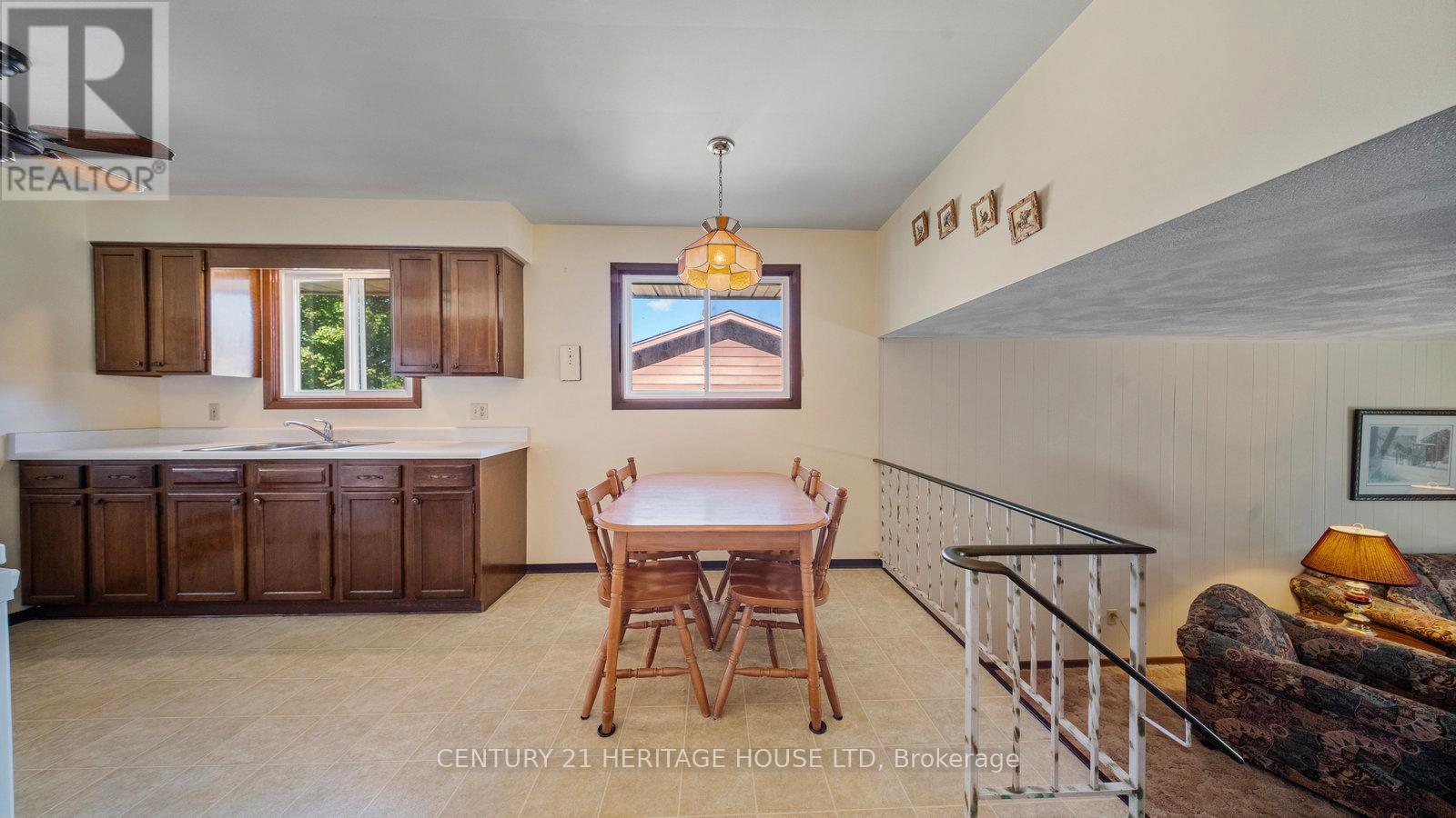 15 Acorn Lane, Brantford, Ontario  N3R 3P3 - Photo 7 - X12440508