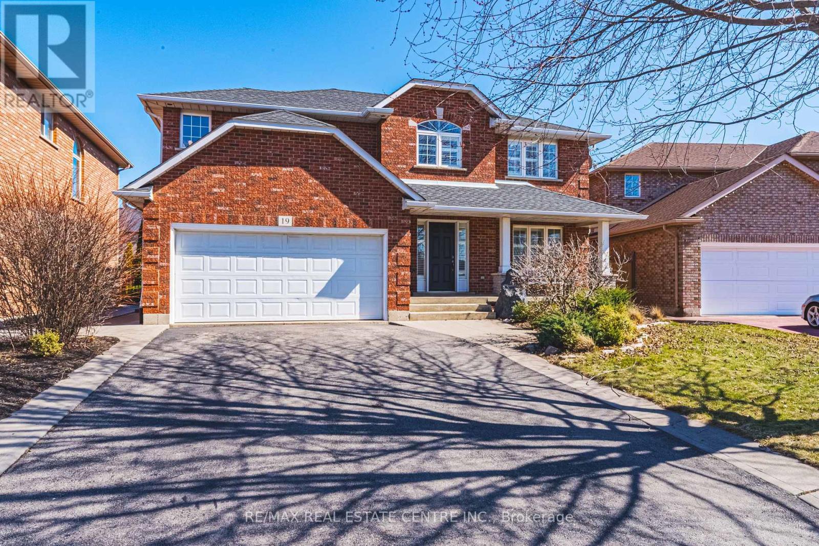 19 Liuna Court, Hamilton, Ontario  L8E 5Z1 - Photo 1 - X12440547