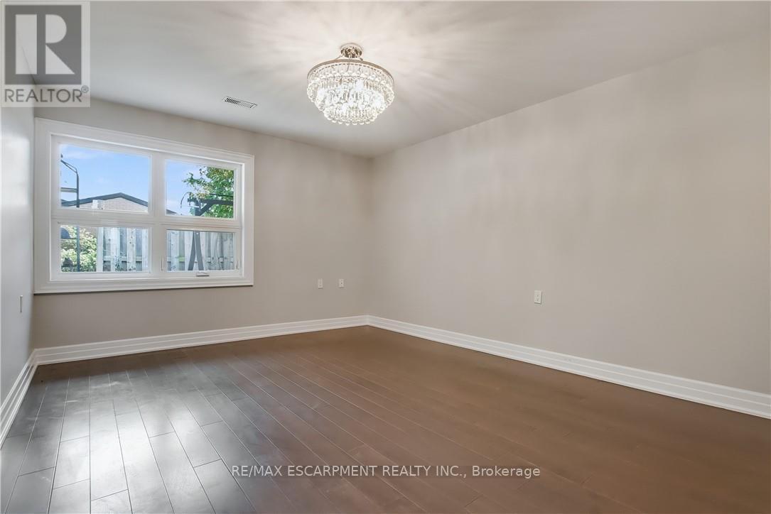 47 Szollosy Circle, Hamilton, Ontario  L9B 1T8 - Photo 9 - X12440550