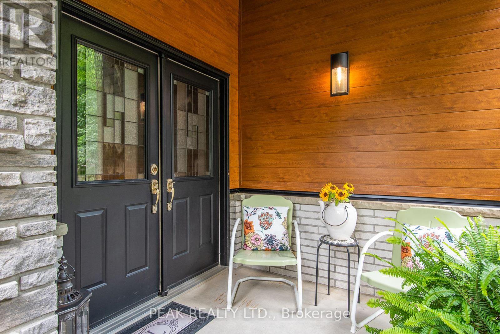 500 Foxhill Place, Waterloo, Ontario  N2T 1X7 - Photo 3 - X12440566