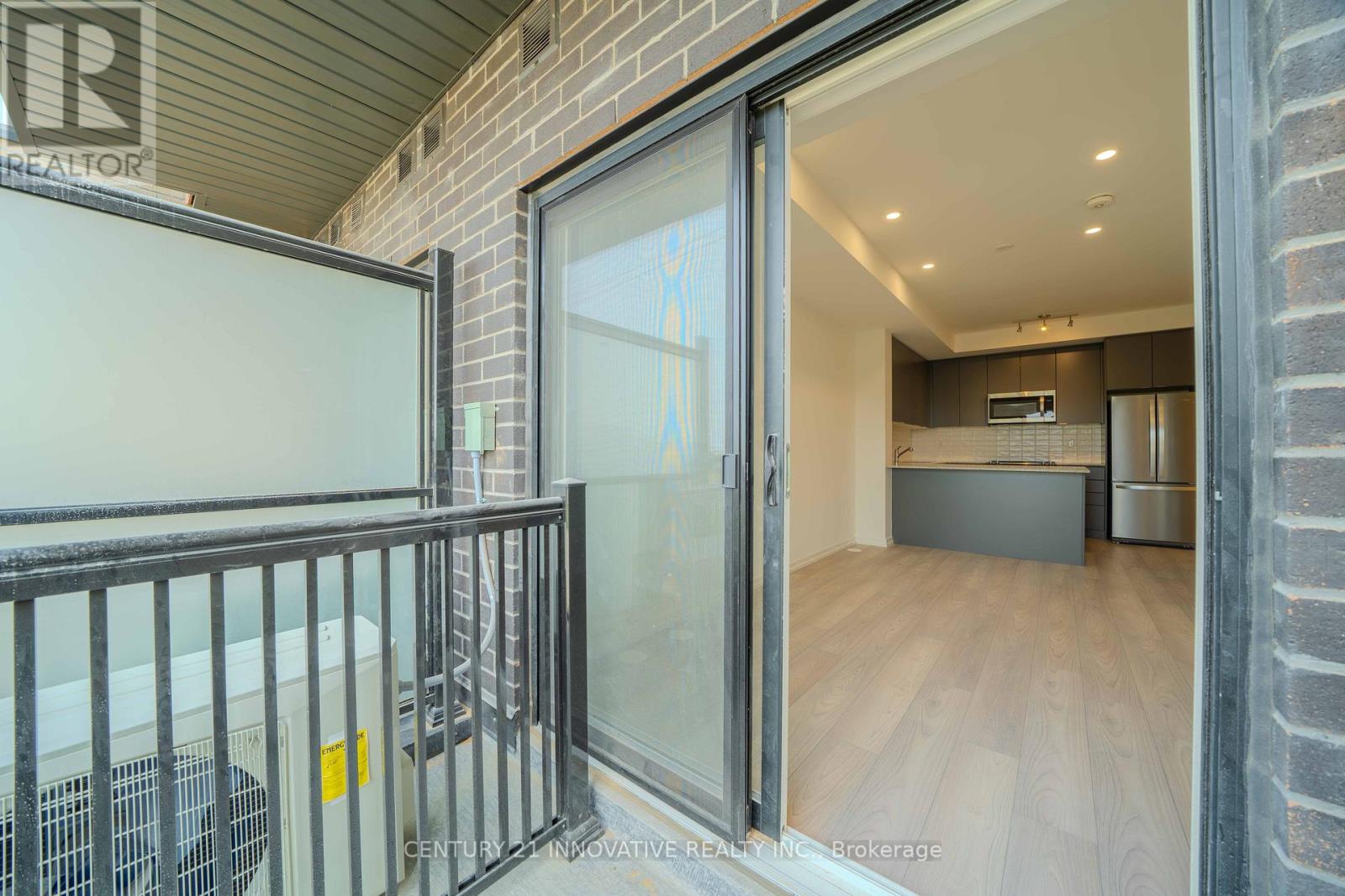 5 - 16 Lytham Green Circle, Newmarket, Ontario  L3Y 0H5 - Photo 2 - N12440600