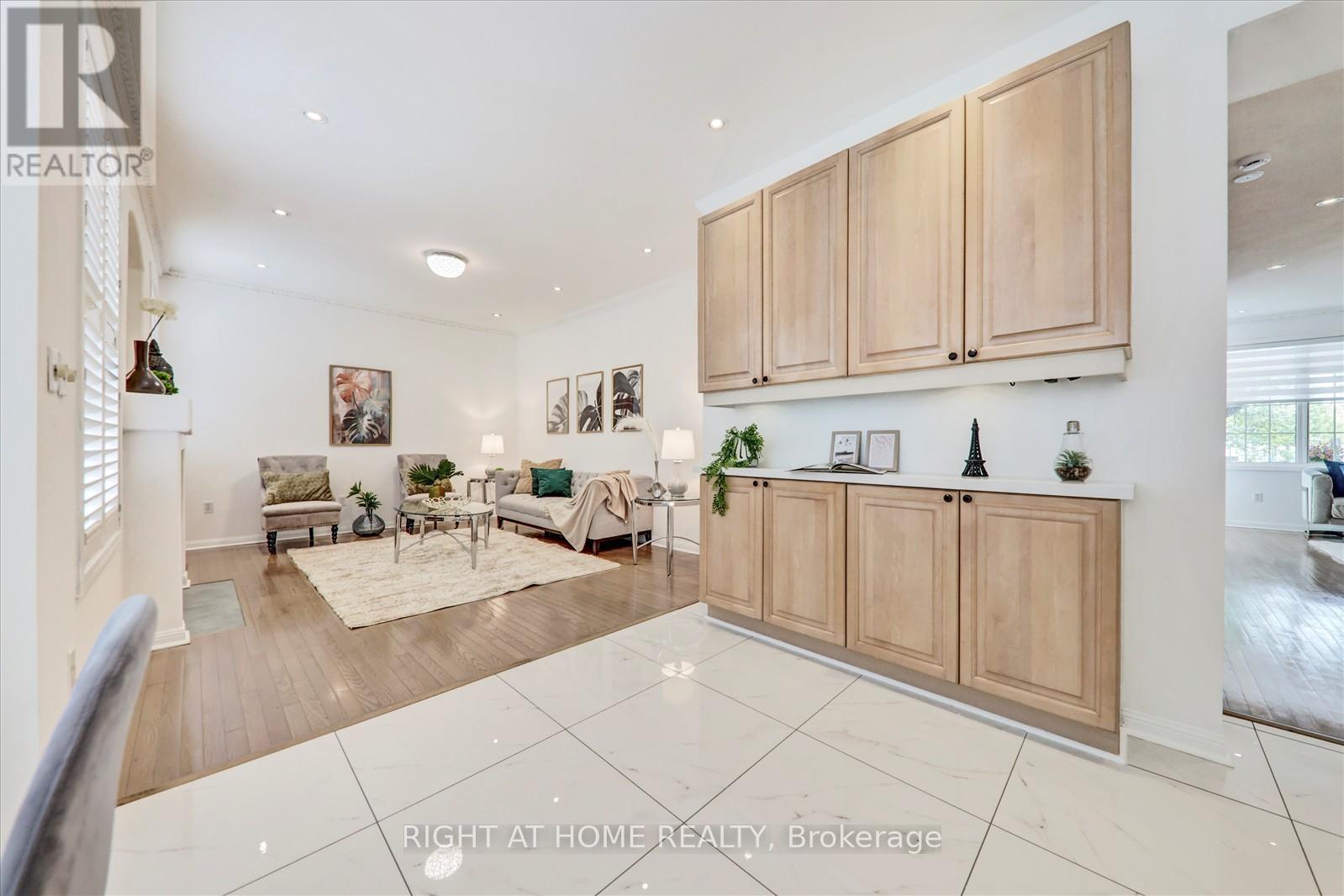8 Santa Maria Trail, Vaughan, Ontario  L6A 2Y7 - Photo 9 - N12311570
