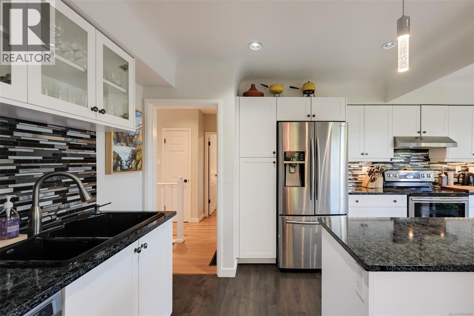 815 Leslie Dr, Saanich, British Columbia  V8X 2Y3 - Photo 2 - 1014064