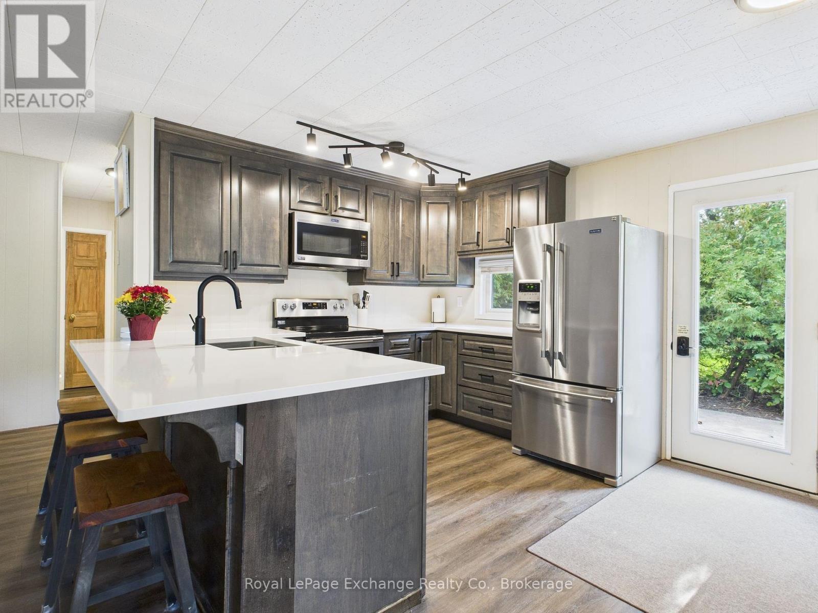 76 Kingsway Street, Kincardine, Ontario  N2Z 1B3 - Photo 4 - X12440758