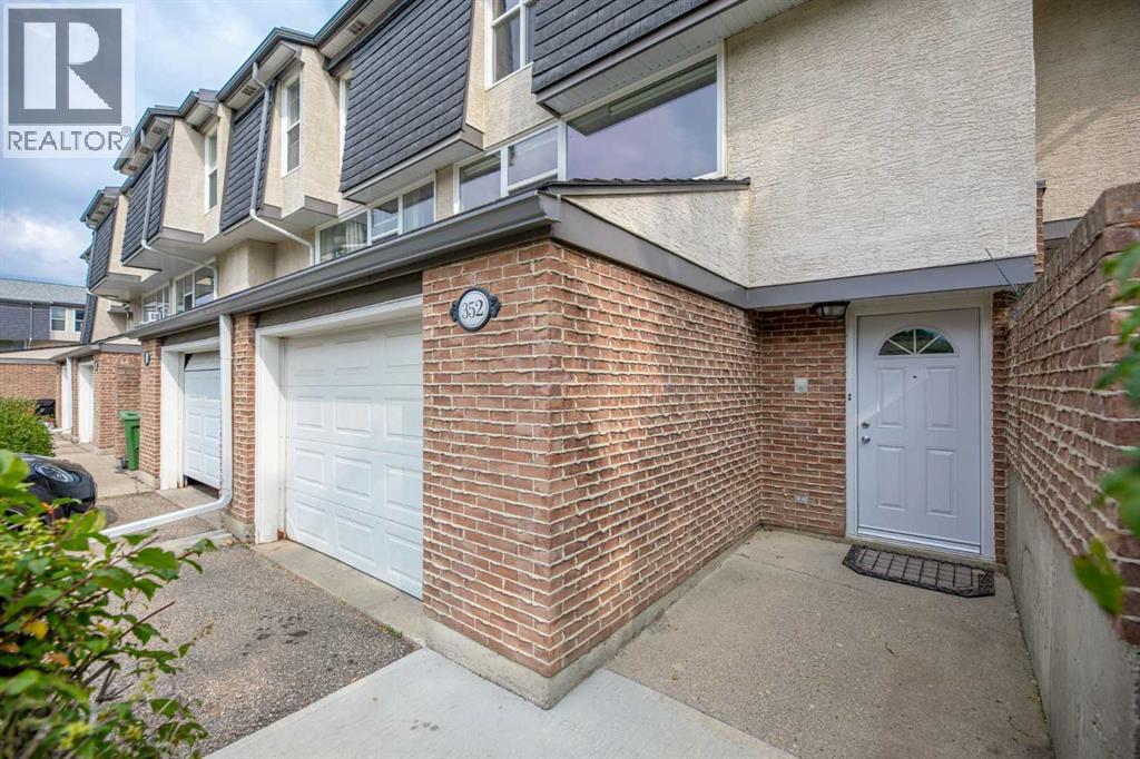 352 Brae Glen Road Sw, Calgary, Alberta  T2W 1B6 - Photo 3 - A2257928