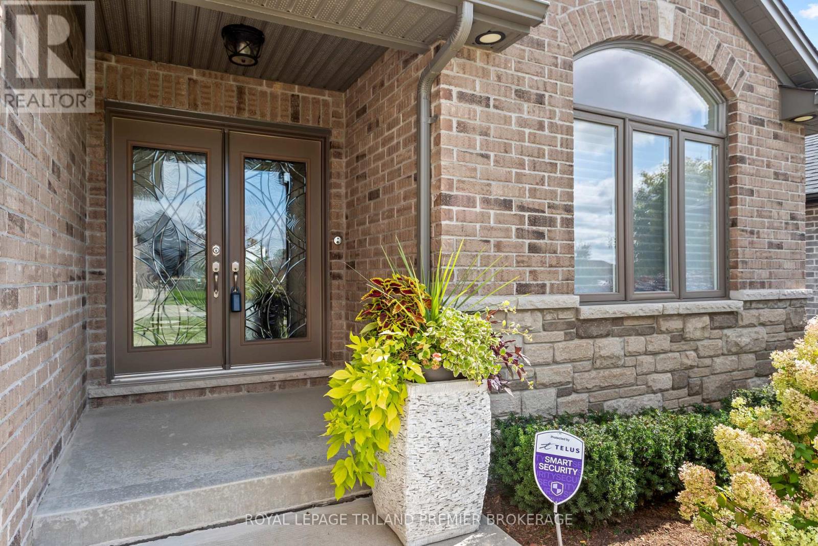 6 Nicoles Trail, Thames Centre, Ontario  N0M 2P0 - Photo 2 - X12440700