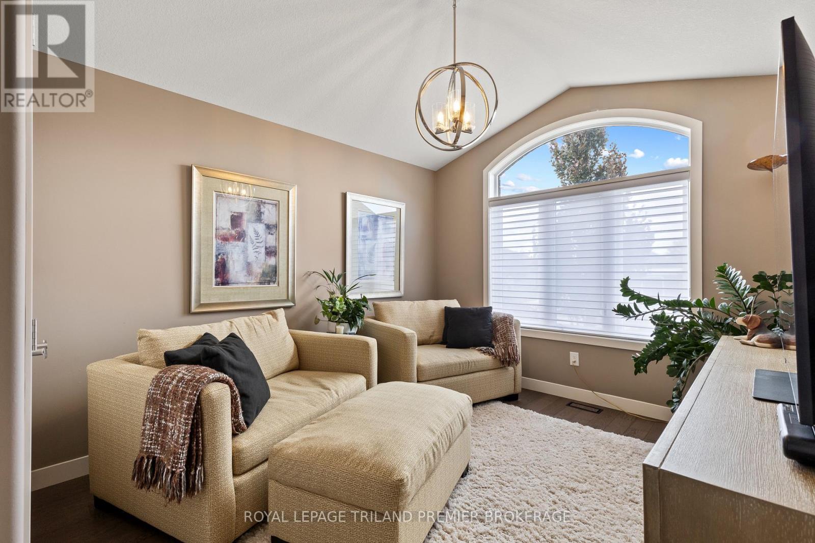 6 Nicoles Trail, Thames Centre, Ontario  N0M 2P0 - Photo 4 - X12440700