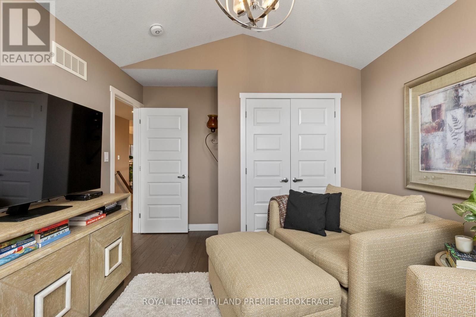 6 Nicoles Trail, Thames Centre, Ontario  N0M 2P0 - Photo 5 - X12440700