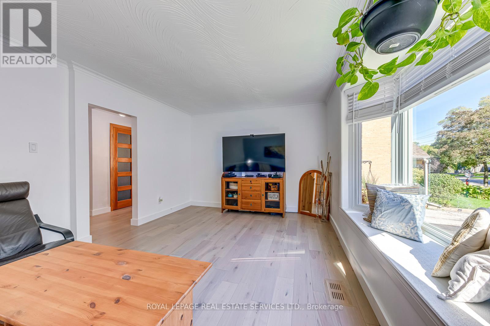 2257 Wiseman Court, Mississauga (Clarkson), Ontario  L5J 1P4 - Photo 6 - W12440516