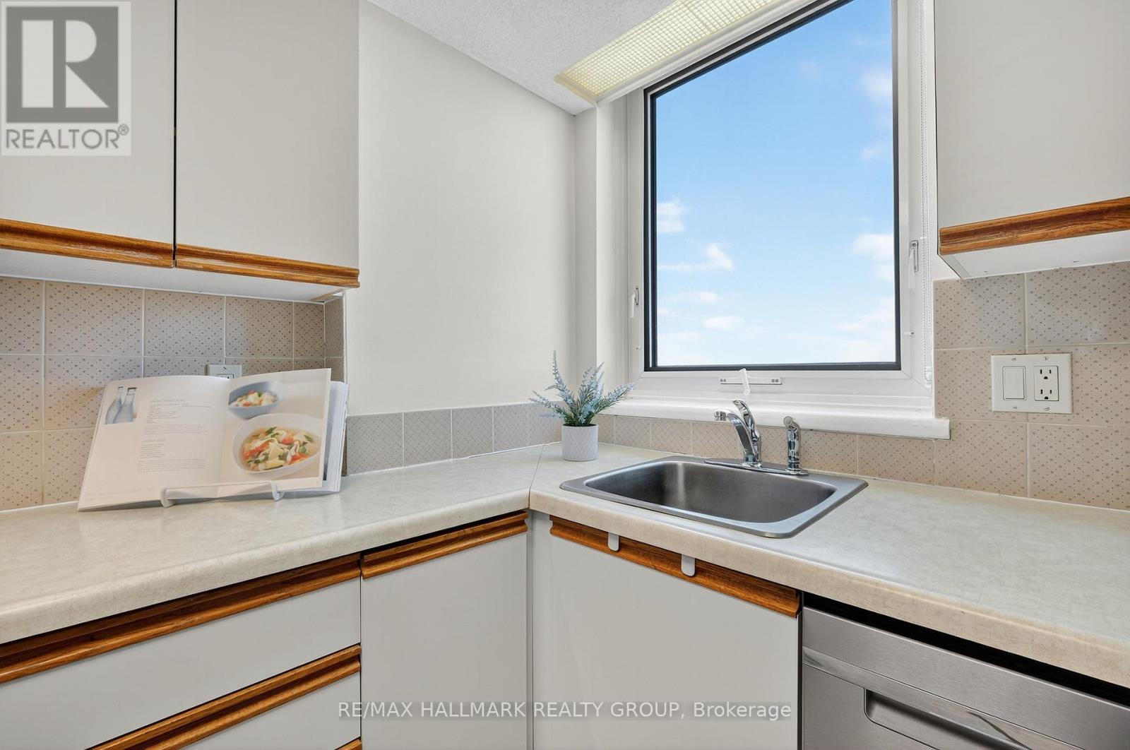 1207 - 80 Sandcastle Drive, Ottawa, Ontario  K2H 9E7 - Photo 14 - X12440757