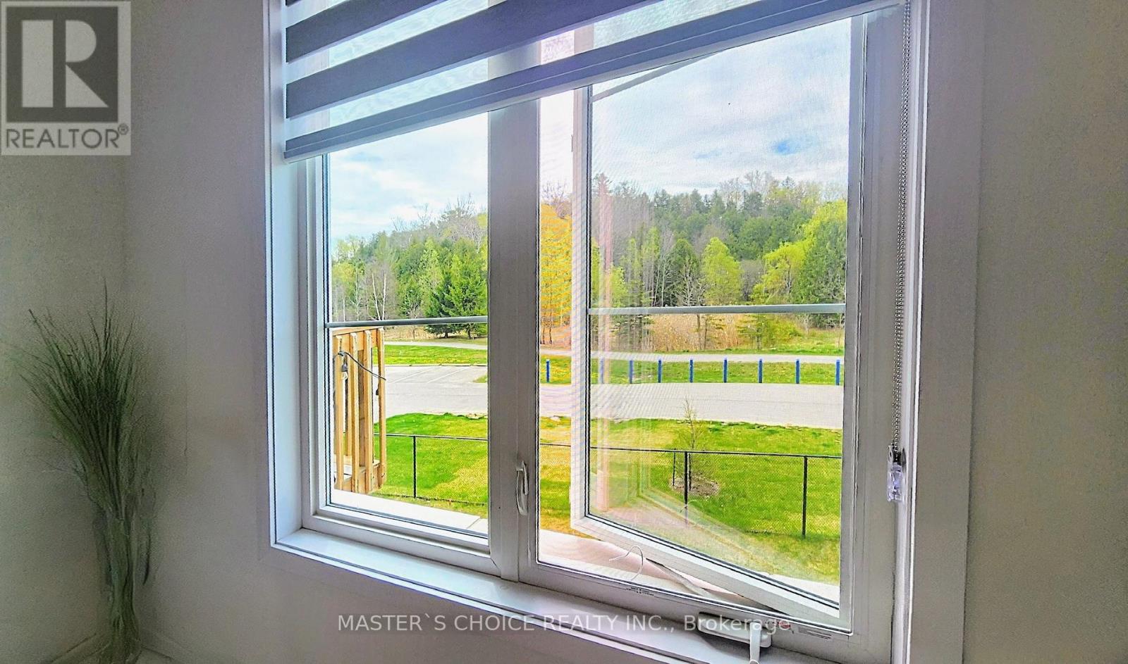 92 Lyall Stokes Circle, East Gwillimbury, Ontario  L0G 1M0 - Photo 12 - N12438847