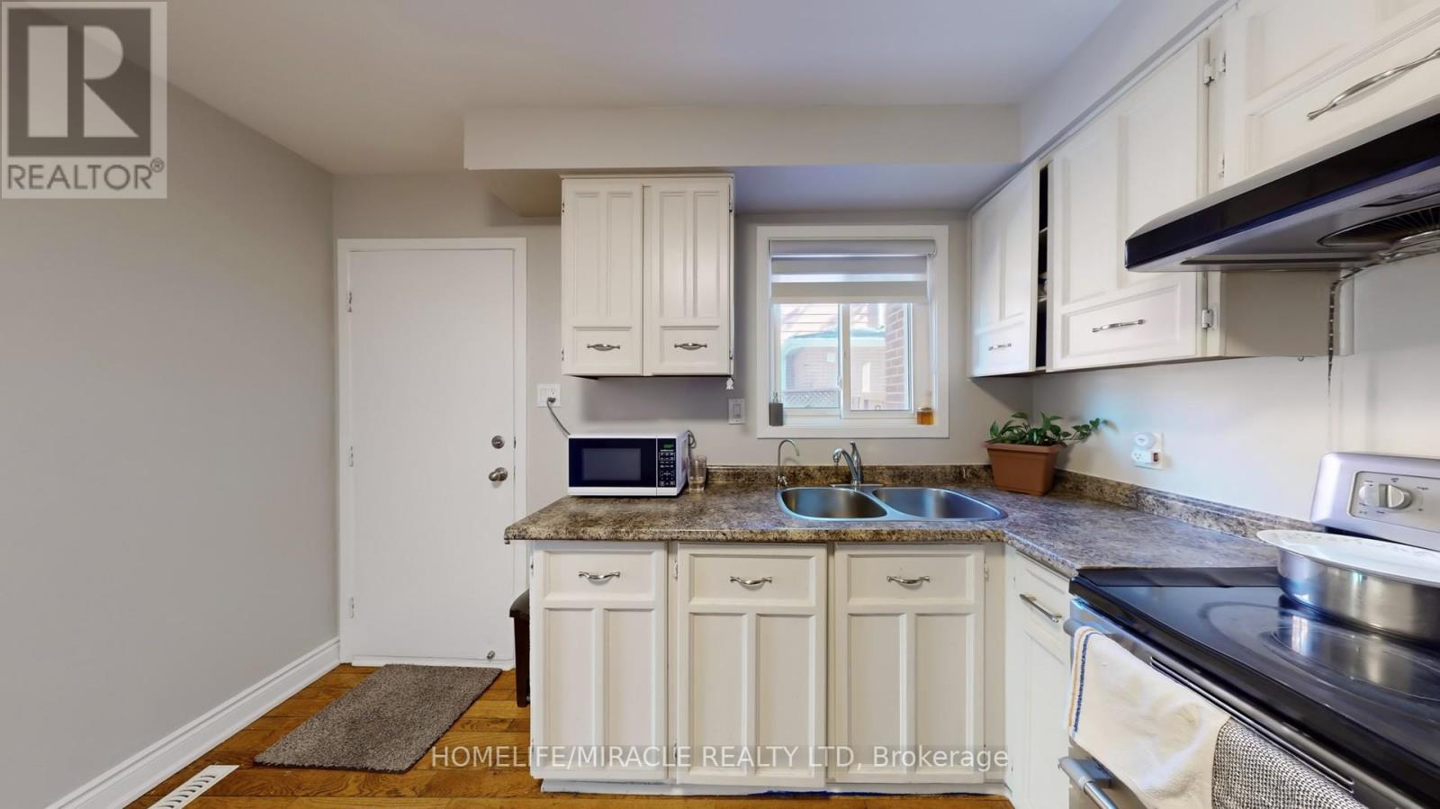 64 Radford Drive, Brampton, Ontario  L6V 2Y9 - Photo 10 - W12435638