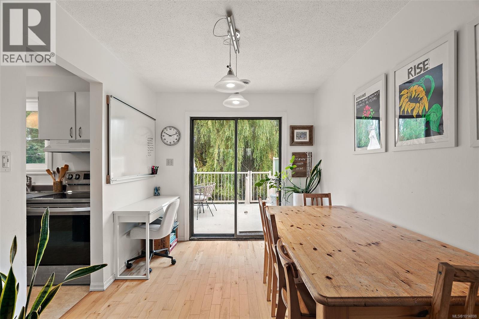 975 Taine Pl, Saanich, British Columbia  V8X 4A5 - Photo 5 - 1014898