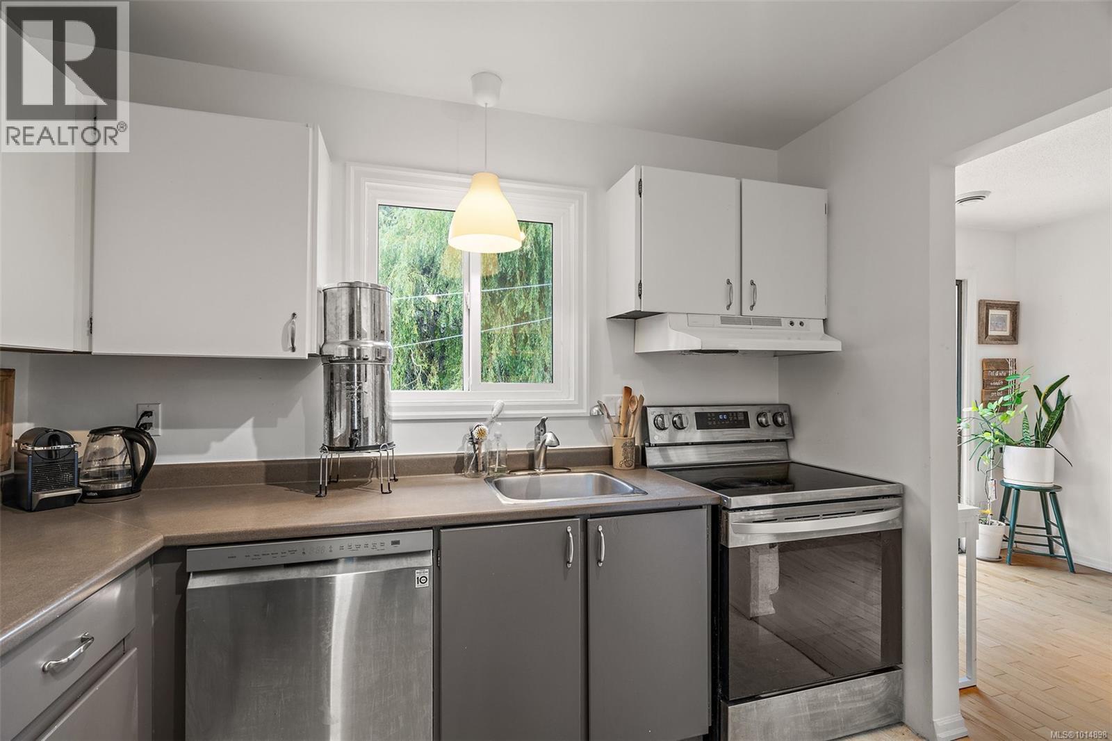 975 Taine Pl, Saanich, British Columbia  V8X 4A5 - Photo 7 - 1014898
