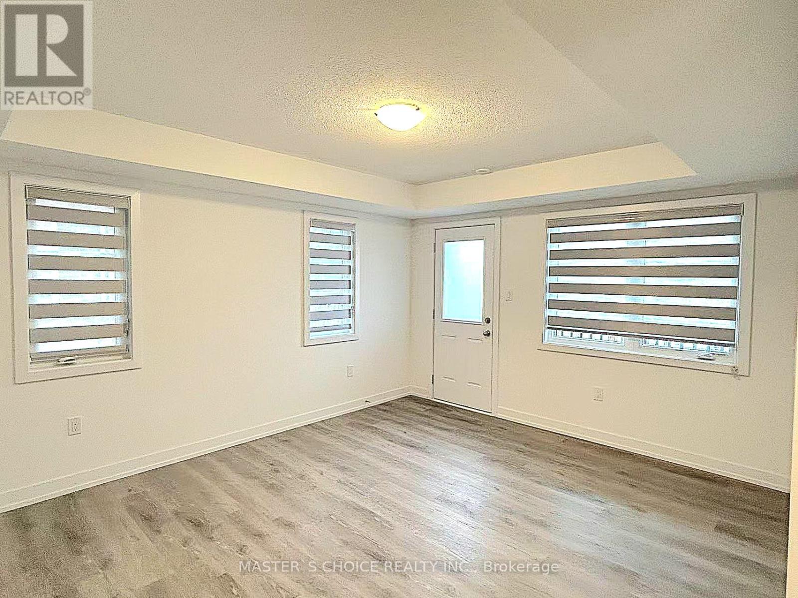 92 Lyall Stokes Circle, East Gwillimbury, Ontario  L0G 1M0 - Photo 9 - N12438847