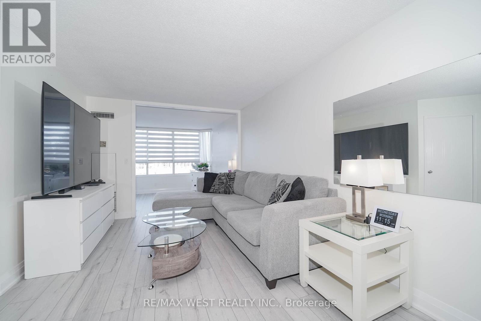 501 - 33 Weldrick Road E, Richmond Hill, Ontario  L4C 8W4 - Photo 3 - N12440431