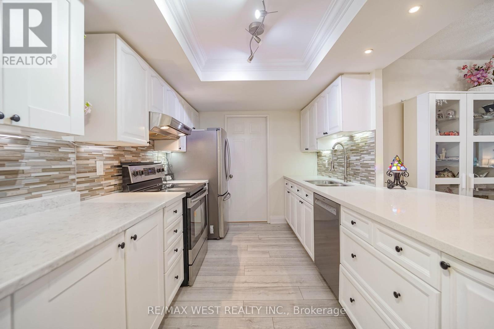 501 - 33 Weldrick Road E, Richmond Hill, Ontario  L4C 8W4 - Photo 4 - N12440431