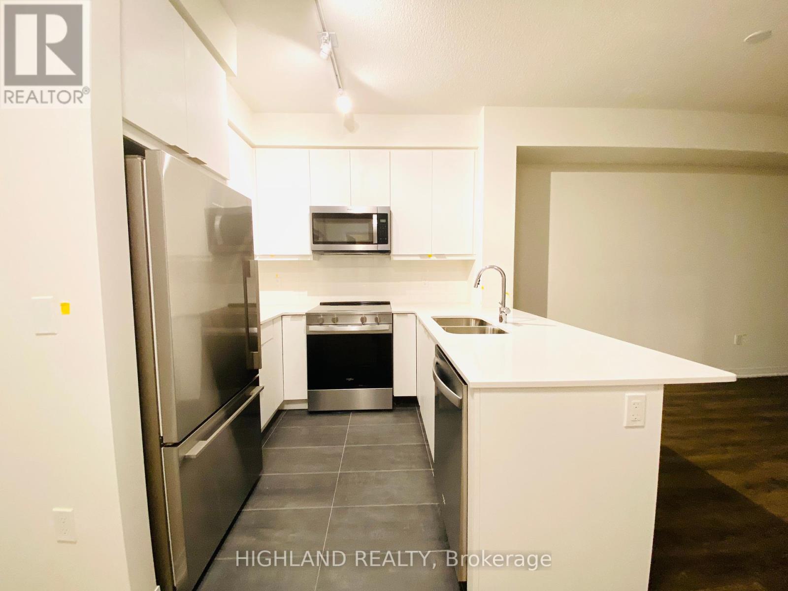 1308 - 15 Watergarden Drive, Mississauga, Ontario  L5R 1B2 - Photo 4 - W12439599