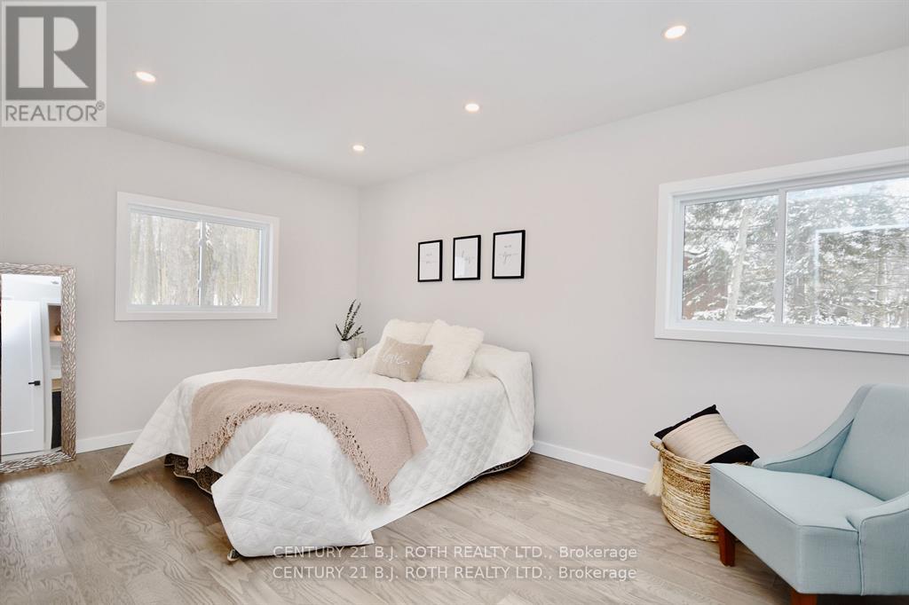 263 Robins Point Road, Tay, Ontario  L0K 2A0 - Photo 12 - S12440666