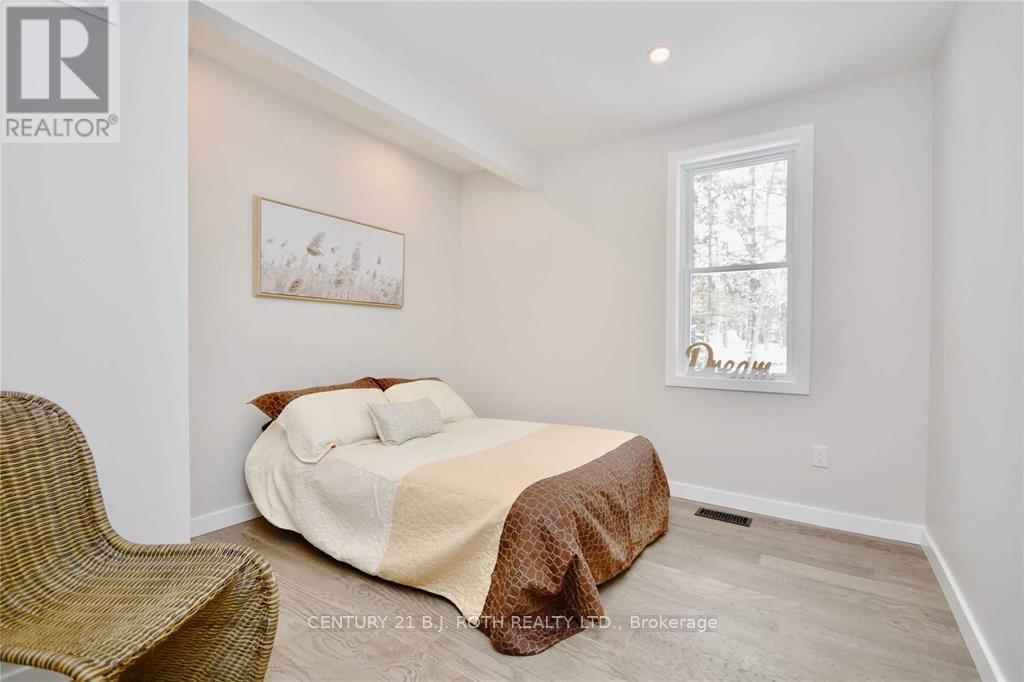 263 Robins Point Road, Tay, Ontario  L0K 2A0 - Photo 16 - S12440666