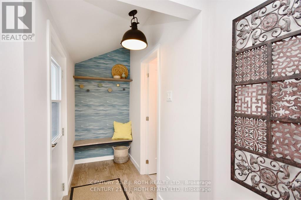 263 Robins Point Road, Tay, Ontario  L0K 2A0 - Photo 4 - S12440666