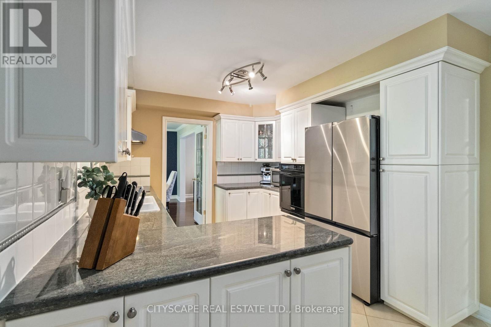 1836 Friar Tuck Court, Mississauga, Ontario  L5K 2L4 - Photo 13 - W12440683