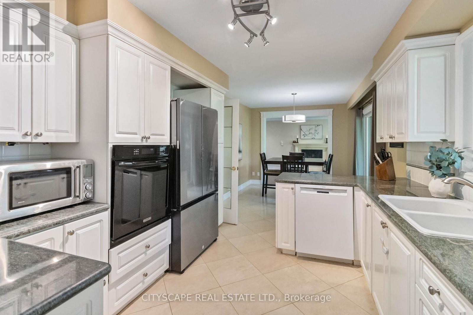 1836 Friar Tuck Court, Mississauga, Ontario  L5K 2L4 - Photo 14 - W12440683