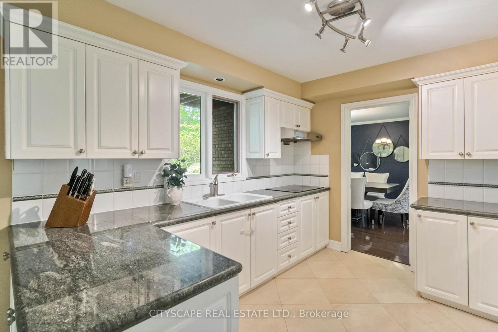 1836 Friar Tuck Court, Mississauga, Ontario  L5K 2L4 - Photo 15 - W12440683