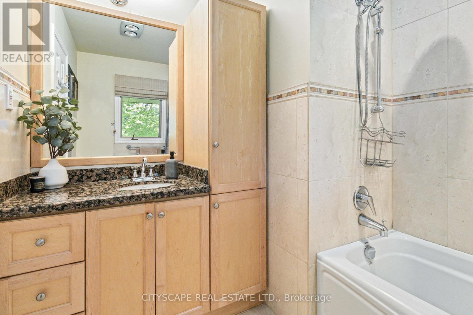 1836 Friar Tuck Court, Mississauga, Ontario  L5K 2L4 - Photo 22 - W12440683
