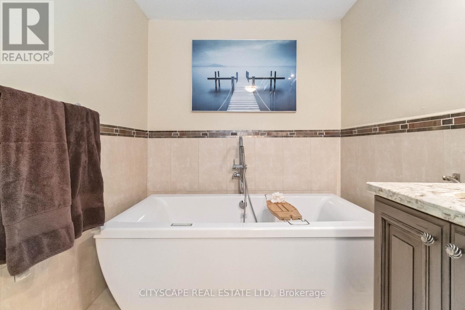 1836 Friar Tuck Court, Mississauga, Ontario  L5K 2L4 - Photo 29 - W12440683