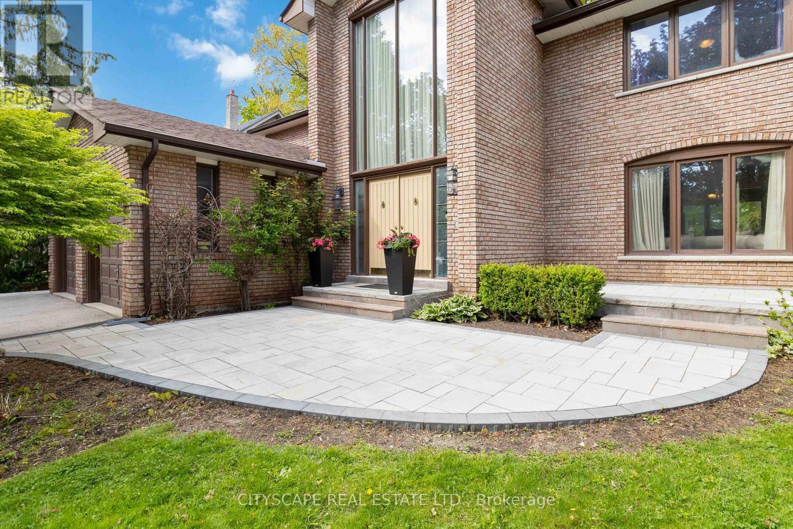 1836 Friar Tuck Court, Mississauga, Ontario  L5K 2L4 - Photo 3 - W12440683