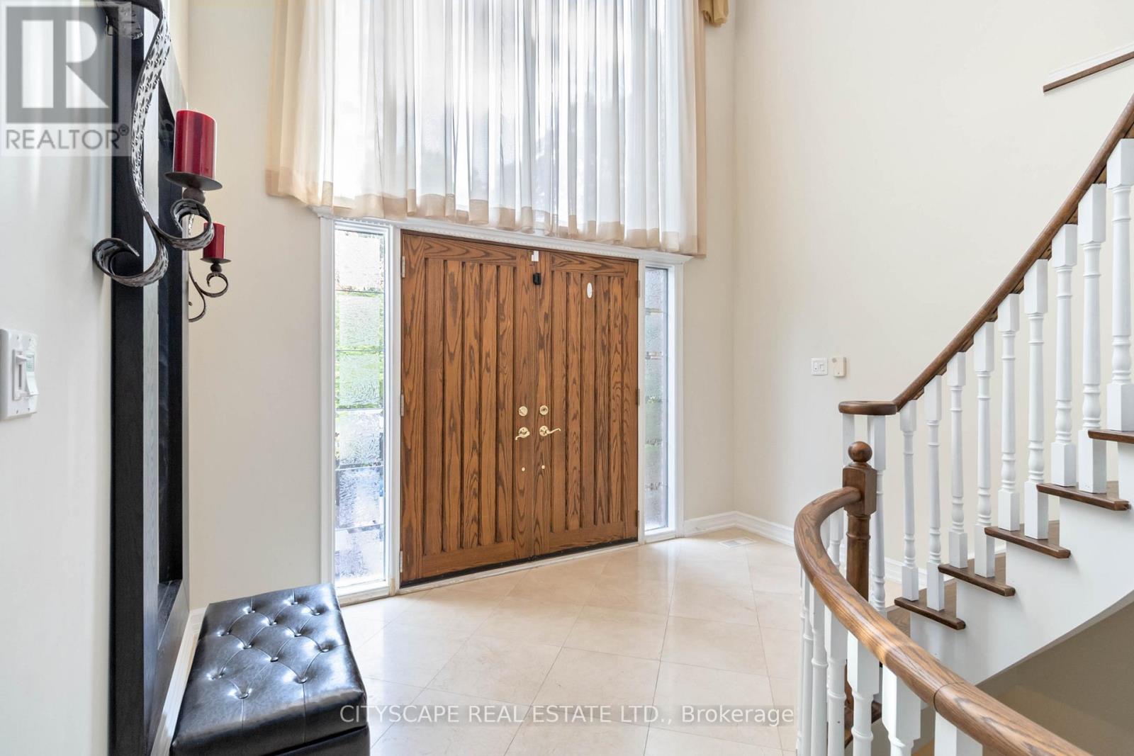 1836 Friar Tuck Court, Mississauga, Ontario  L5K 2L4 - Photo 4 - W12440683