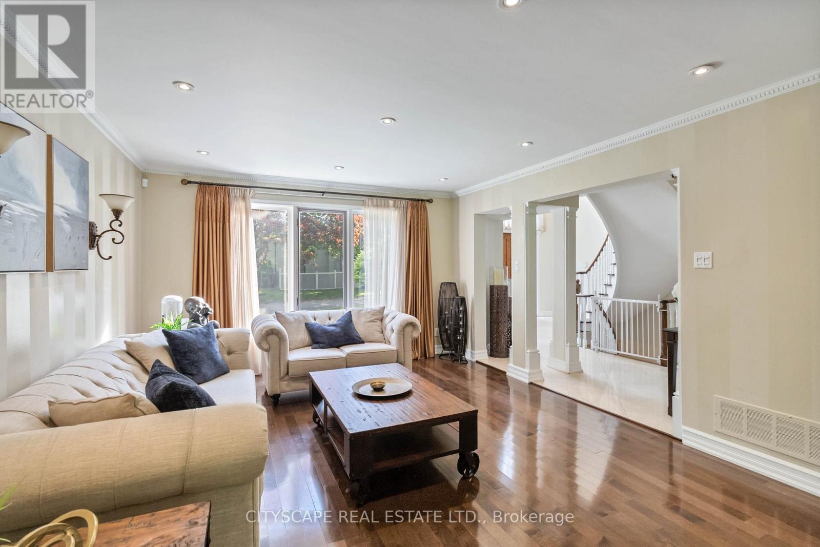 1836 Friar Tuck Court, Mississauga, Ontario  L5K 2L4 - Photo 6 - W12440683